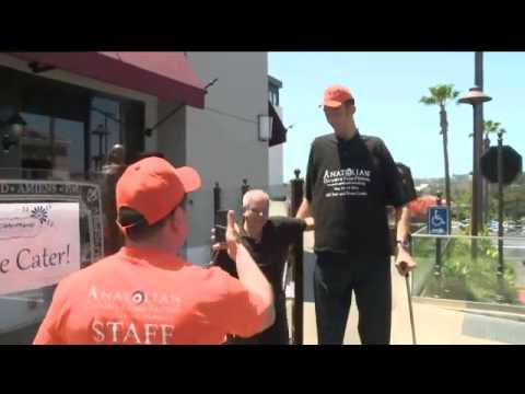 2013 Yahoo! News - World's Tallest Man Visits San Diego