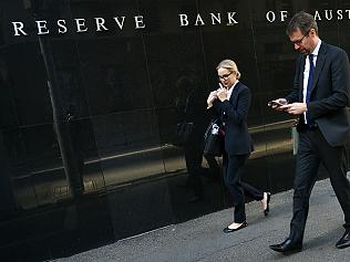 People walk past the Reserve Bank of Australia building in Sydney on May 3, 2016. Australia's central bank on May 3 cut its cash rate by 25 basis points to a historic low of 1.75 percent, with the move triggered by lower-than-expected inflation. / AFP PHOTO / WILLIAM WEST