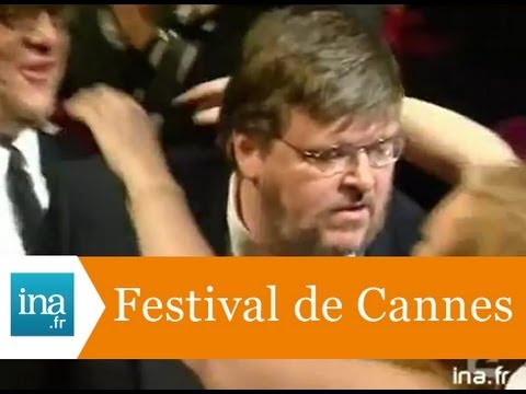 Festival de Cannes: palme d'or à Michael Moore pour " Farenheit 9-11" - Archive vidéo INA