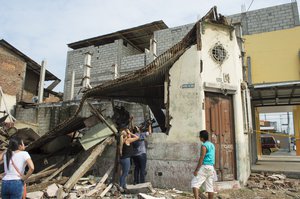 A team from GamaTV documents the effects of the 2016 Ecuador earthquake in the city of Guayaquil