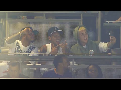 Neymar, Justin Bieber e Lewis Hamilton tiram Selfie durante jogo do Brasil