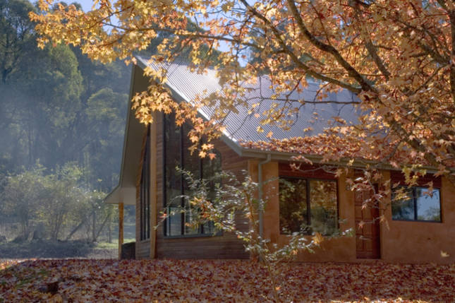 Lodge in Autumn: Red Earth Lodge - secluded bushland setting in Bright