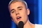 We don't steal: Justin Bieber collects 2016 Billboard Music Award. 