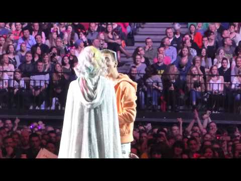 Katy Perry speaking Dutch (Antwerp, Belgium)