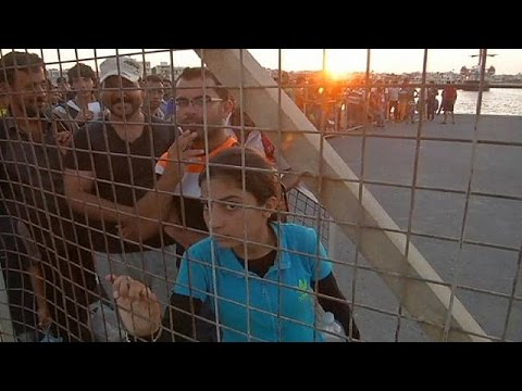 Kos: Migrants head for Greek mainland, while thousands wait to be registered