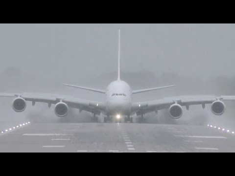 Airbus A380 Powerful Reverse thrust Spray What a beast !