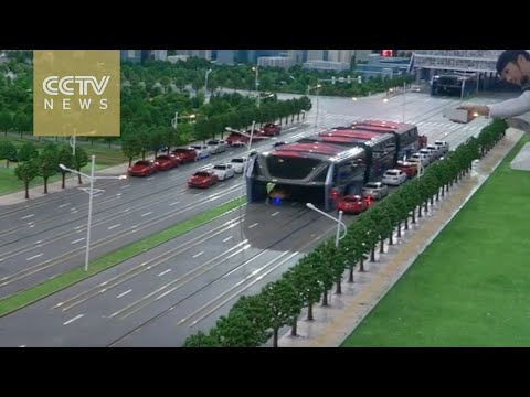 Elevated bus debuts at Beijing International High-Tech Expo