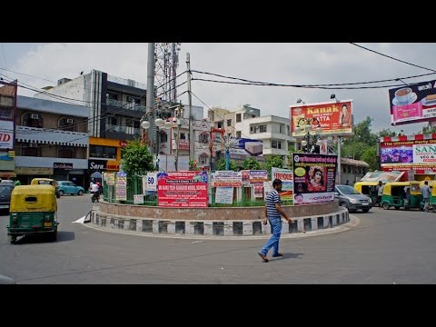 Walking in New Delhi (India)