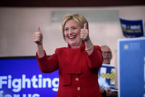 Former Secretary of State Hillary Clinton speaking with supporters at a "Get Out the Caucus" rally at Valley Southwoods Freshman High School in West Des Moines, Iowa, 24 janvier 2016