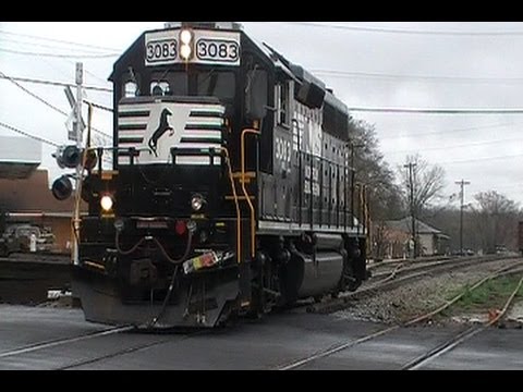 Train GO 3 Switching at Barnesville GA 12-22-11.mpg