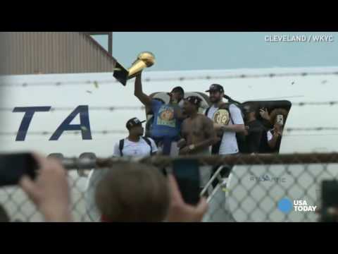 Cleveland Cavaliers show off championship trophy