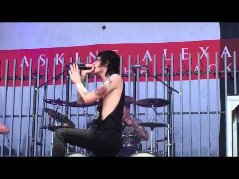 Asking Alexandria - The Black (live)