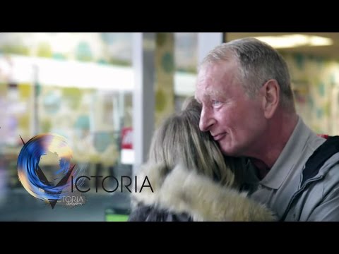 Reunited: Daughter finds homeless dad online after 20 years - BBC News