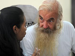 Robert Andrew Fiddel Ellis of Australia (R) speaks with his interpreter during his trial at a court room in Denpasar on the Indonesian resort island of Bali on Jun 23, 2016. Ellis was arrested on January 11, accused of child sex offences in Bali. / AFP PHOTO / SONNY TUMBELAKA