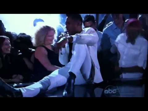 Miguel kicks two girls in the face at 2013 Billboards Music Awards (ORIGINAL)