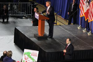 Donald Trump with two United States Secret Service personnel beside him, 24 January 2016,