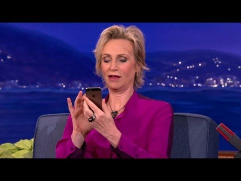 Jane Lynch's Love/Hate Relationship With Siri