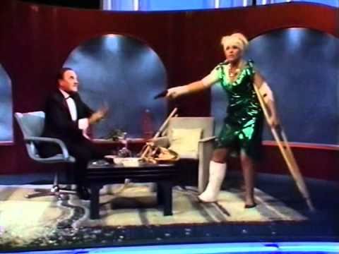 Pamela Stephenson terrorises Bob Monkhouse (1986)