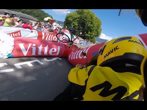 Tour de France 2016 - 1km banner crashes into Adam Yates