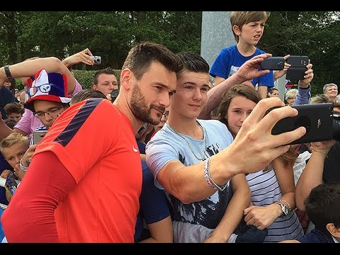 L'Equipe de France avec ses supporters à Clairefontaine