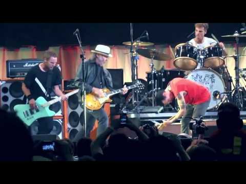 Pearl Jam with Neil Young - Rockin in the free world Toronto 2011 COMPLETE