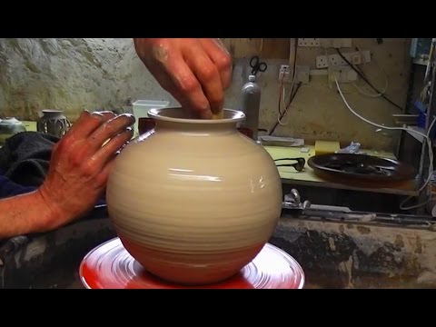 Throwing / Making a Round Pottery Vase on the Wheel