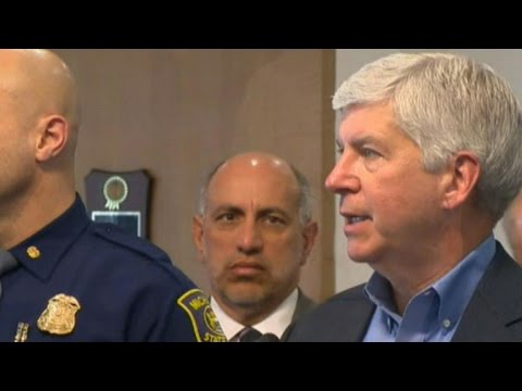 Michigan governor faces backlash for Flint's water crisis