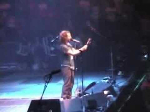 Ed Vedder wipes his ass with Rolling Stone Magazine