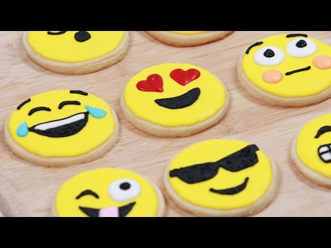 HOW TO MAKE EMOJI COOKIES - NERDY NUMMIES