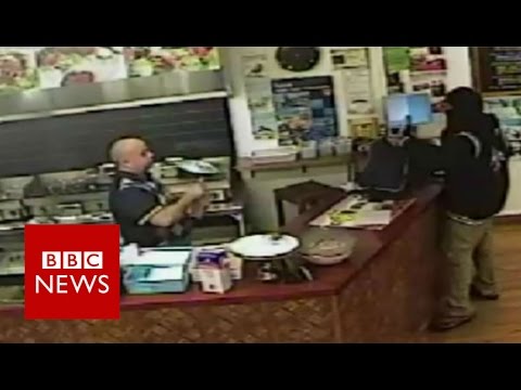 Armed robber ignored by New Zealand takeaway boss - BBC News