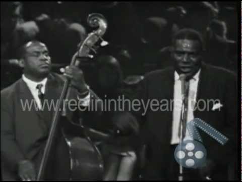 Howlin' Wolf "Smokestack Lightning" Live 1964 (Reelin' In The Years Archives)