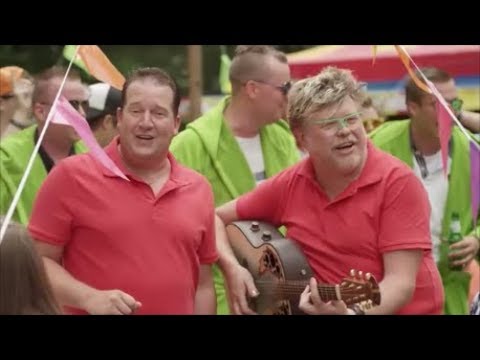 Stef Ekkel & René Karst - Liever Te Dik In De Kist (Dan Weer Een Feestje Gemist)