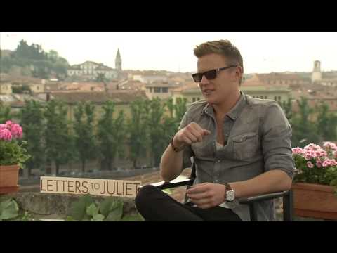 Christopher Egan on kissing Amanda Seyfried