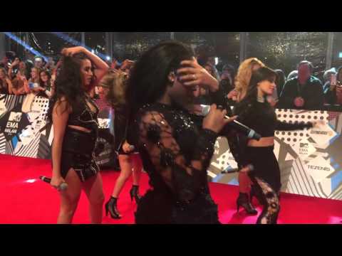 MTV EMA 2015. Fifth Harmony entrando en la a alfombra roja