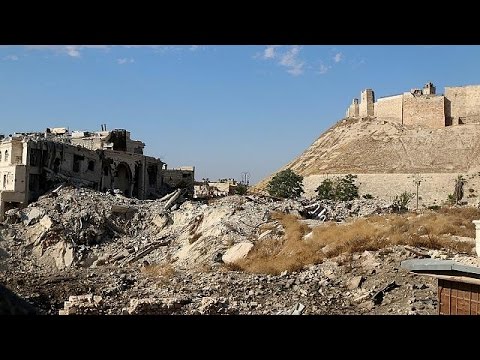 Syrian government forces 'cut road to Aleppo'