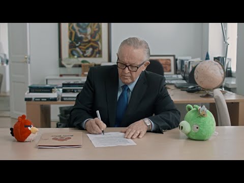 Peace on Piggy Island! Martti Ahtisaari negotiates truce between birds and pigs.