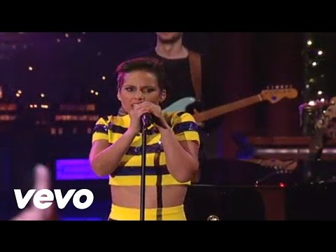 Alicia Keys - Girl On Fire (Live on Letterman)