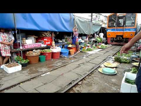 Maeklong Railway Market I on 20110611