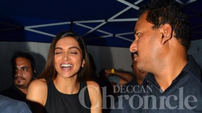 Deepika flashing her pretty pearlies, gladly. (Pic: Viral Bhayani)