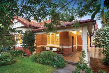 Melbourne home auction market holds firm as listings surge