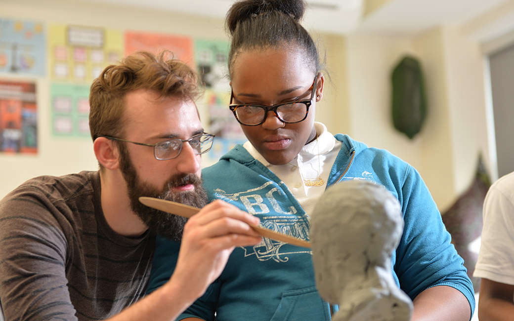 faculty and student in sculpture class