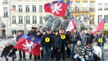 « Manif Pour Tous », Place des Terreaux à Lyon. Photo souvenir Rebeyne ! / Bloc Identitaire Lyon. 1 : Maxime Gaucher alias « Merc » 2 : Gérald Pichon ((alias Franck Lancier quand il était responsable de Rebeyne ! de 2005 à 2009 avant son départ pour Paris. Il est l'auteur du livre « Sale Blanc ! » qu'il est venu présenté le 20 mars 2013 à « La Traboule ».)) 3 : Loris Chabrier ((Ce jeune homme âgé de 23 ans et ami de [Jonathan Chatain->http://reflexes.samizdat.net/spip.php?article495] continue sa visite des groupuscules nationalistes lyonnais. Après avoir gravité un temps autour de Lyon Dissident, puis s'être tourné vers le [GUD Lyon->http://fafwatchra.noblogs.org/post/2012/07/22/grand-jeu-concours-de-lete-mais-ou-est-loris/], il a rejoint les identitaires depuis quelques mois. Loris est surtout connu pour faire partie des 4 suspects principaux poursuivis dans le cadre de l'[agression de Villeurbanne en janvier 2011->http://rebellyon.info/Un-an-apres-entretien-avec-l.html] dont le procès est toujours attendu à Lyon.  ))