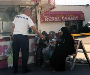 Picture of Tim Berends witnessing to Muslims.