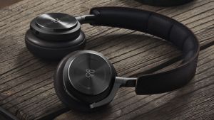 B&O Beoplay H8 headphones. 