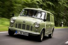 Der Morris Mini Van springt, jauchzt und quietscht wie ein kleiner Junge, den man in eine Achterbahn gesetzt hat