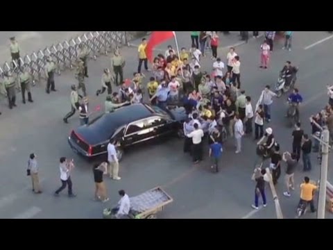 Chinese protesters surround U.S. ambassador car