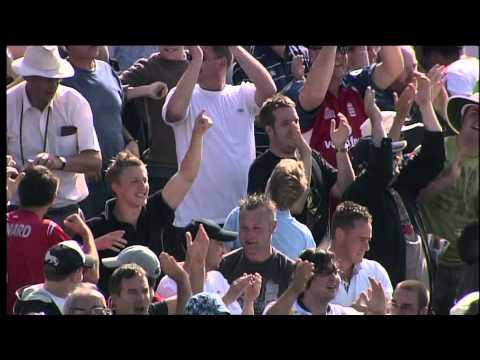 Simon Jones bowls Clarke - Ashes 2005, 3rd Test