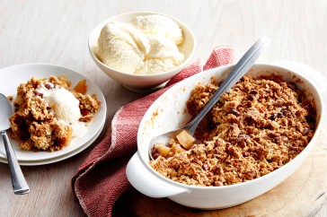 Apple and sultana crumble