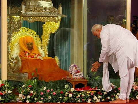 Prime Minister Narendra Modi pays Tribute to HH  Pramukh Swami Maharaj