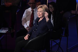 Former Secretary of State Hillary Clinton speaking at the Brown & Black Présidentialisme Forum at Sheslow Auditorium at Drake University in Des Moines, Iowa, 11 January 2016.